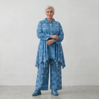 Glockenförmige Oversize Bluse aus luftiger Baumwoll-Popeline mit raffinierter Batik-Optik, Aquablau