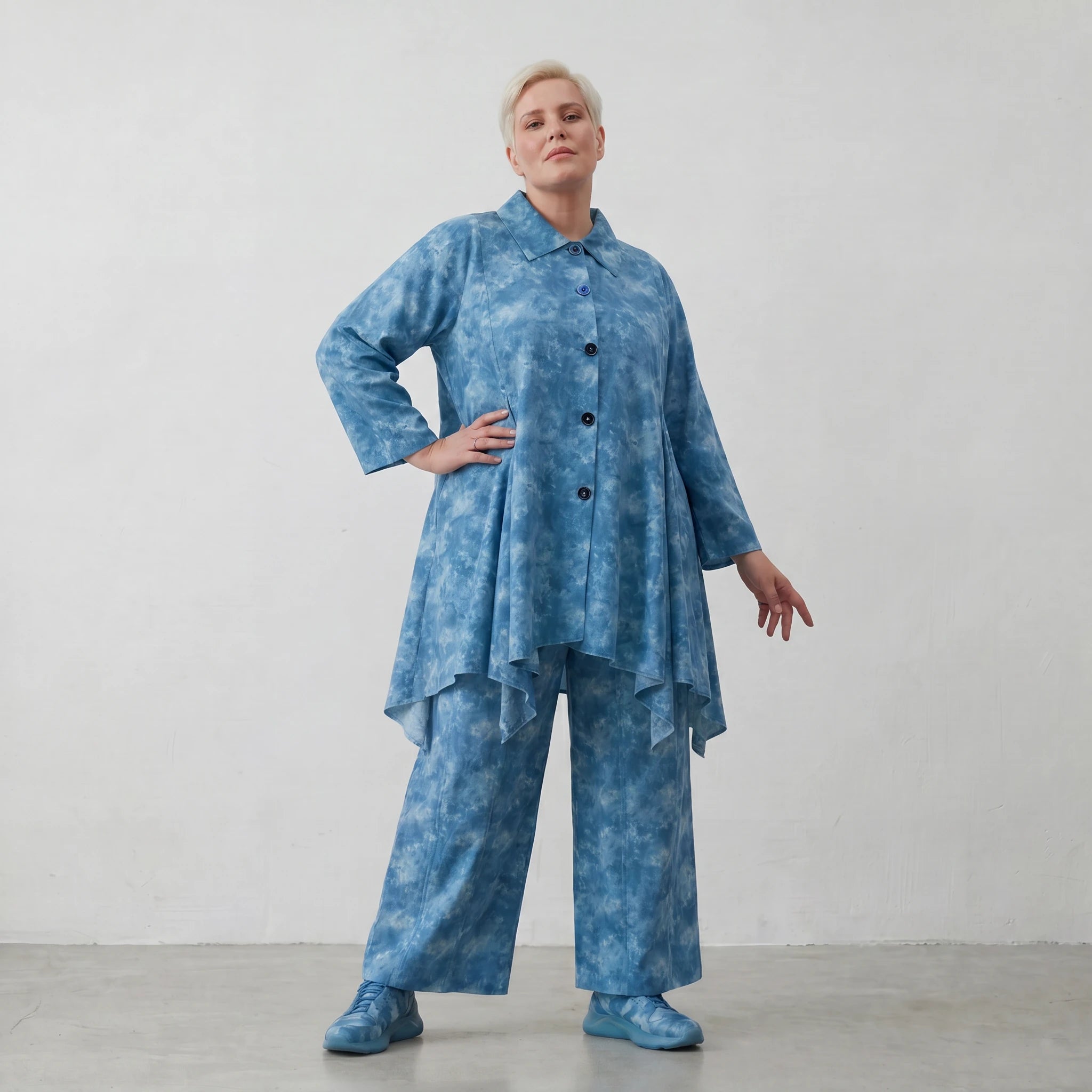 Glockenförmige Oversize Bluse aus luftiger Baumwoll-Popeline mit raffinierter Batik-Optik, Aquablau