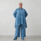 Glockenförmige Oversize Bluse aus luftiger Baumwoll-Popeline mit raffinierter Batik-Optik, Aquablau