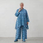 Glockenförmige Oversize Bluse aus luftiger Baumwoll-Popeline mit raffinierter Batik-Optik, Aquablau