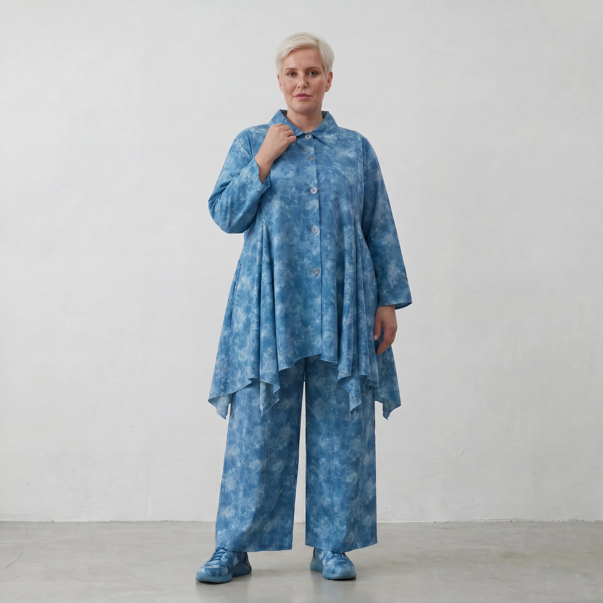 Glockenförmige Oversize Bluse aus luftiger Baumwoll-Popeline mit raffinierter Batik-Optik, Aquablau