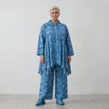 Glockenförmige Oversize Bluse aus luftiger Baumwoll-Popeline mit raffinierter Batik-Optik, Aquablau