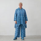 Glockenförmige Oversize Bluse aus luftiger Baumwoll-Popeline mit raffinierter Batik-Optik, Aquablau