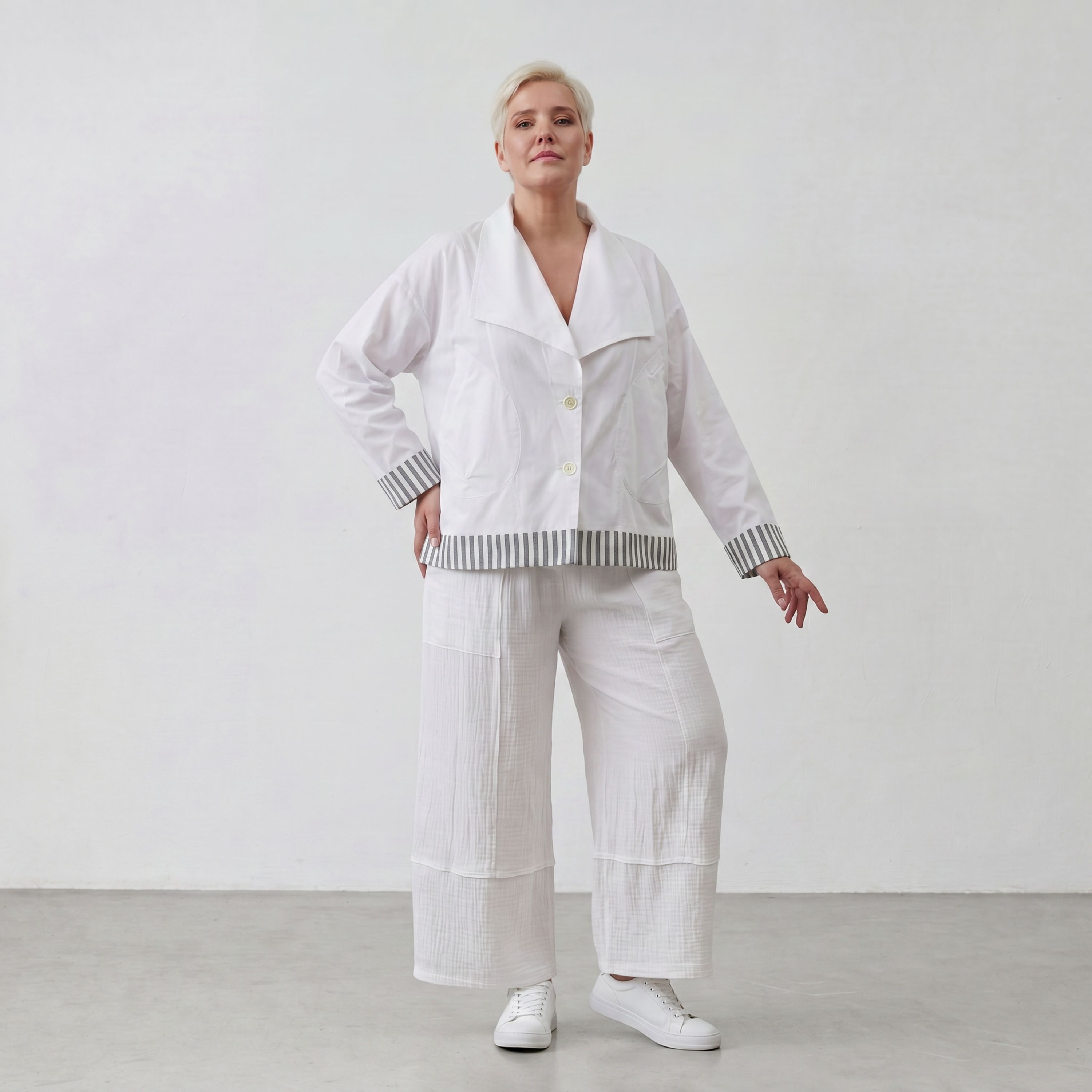 Zeitlose Oversize Streifenjacke Anthrazit Weiß im legeren Lagenlook modern ausgefallen