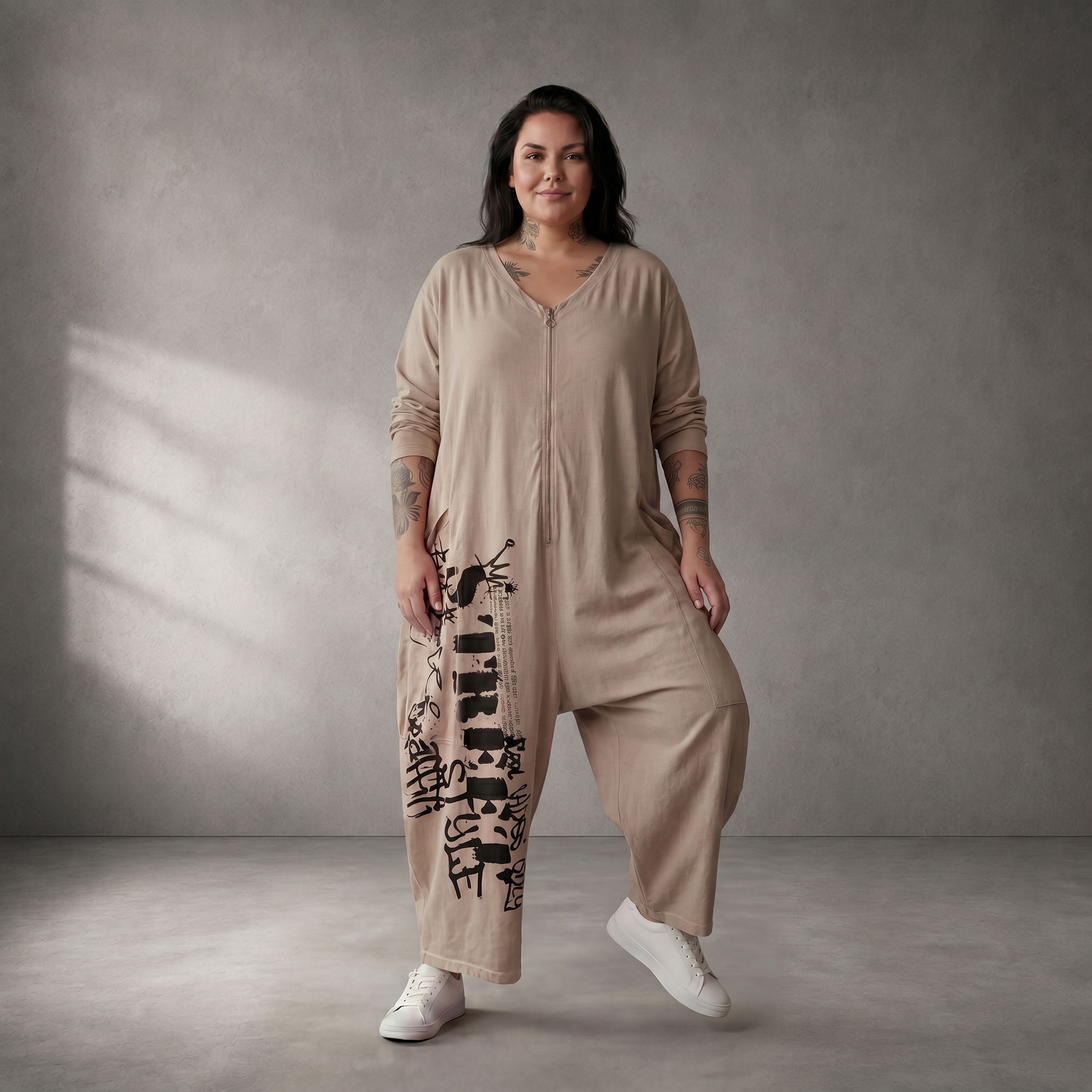 Zeitlos leger Oversize Jumpsuit in Beige aus softer Baumwolle mit V Ausschnitt Lagenlook