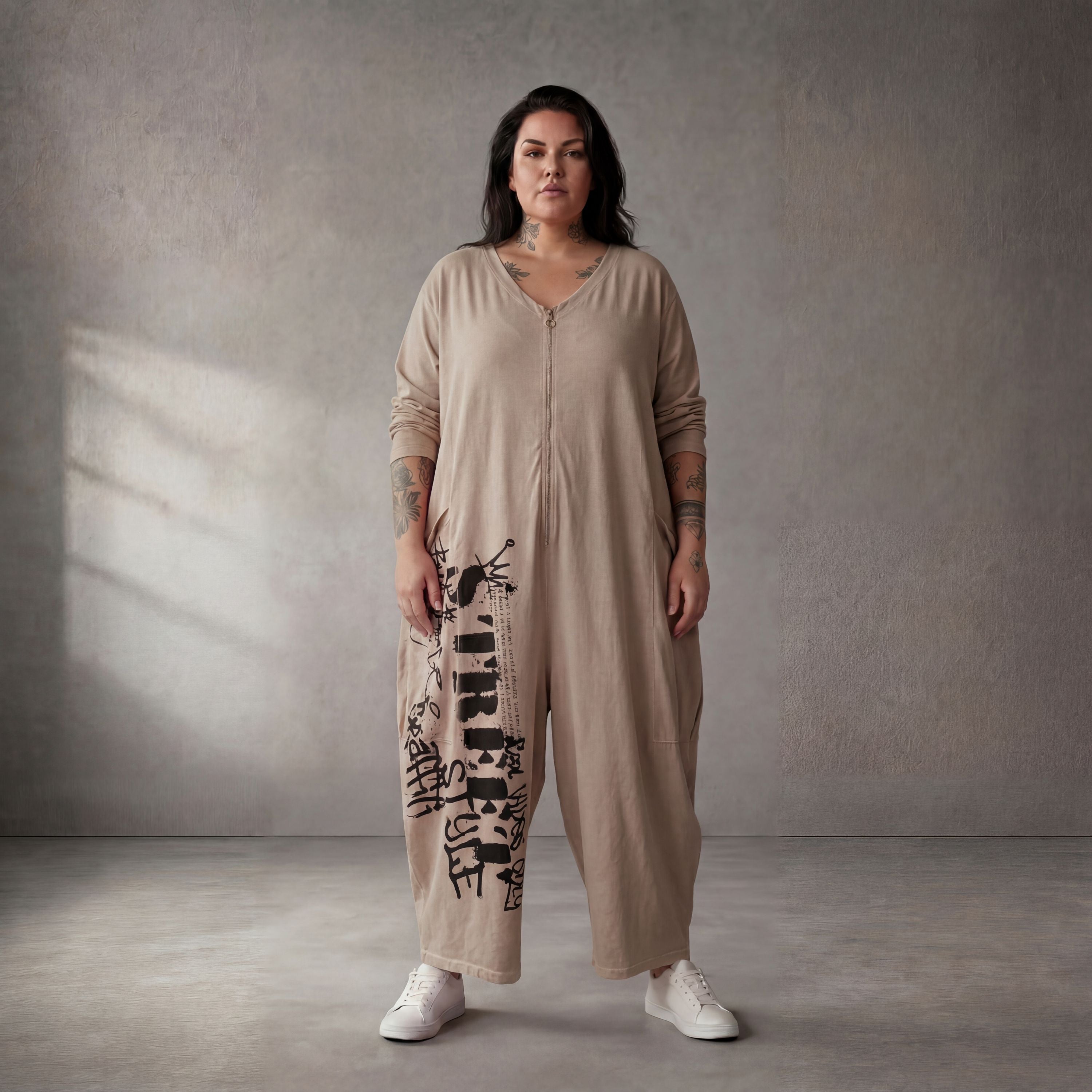 Zeitlos leger Oversize Jumpsuit in Beige aus softer Baumwolle mit V Ausschnitt Lagenlook