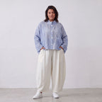 Leichte sommerliche Oversize Jacke in Jeansblau Weiß mit Crash Look für zeitlosen Lagenlook