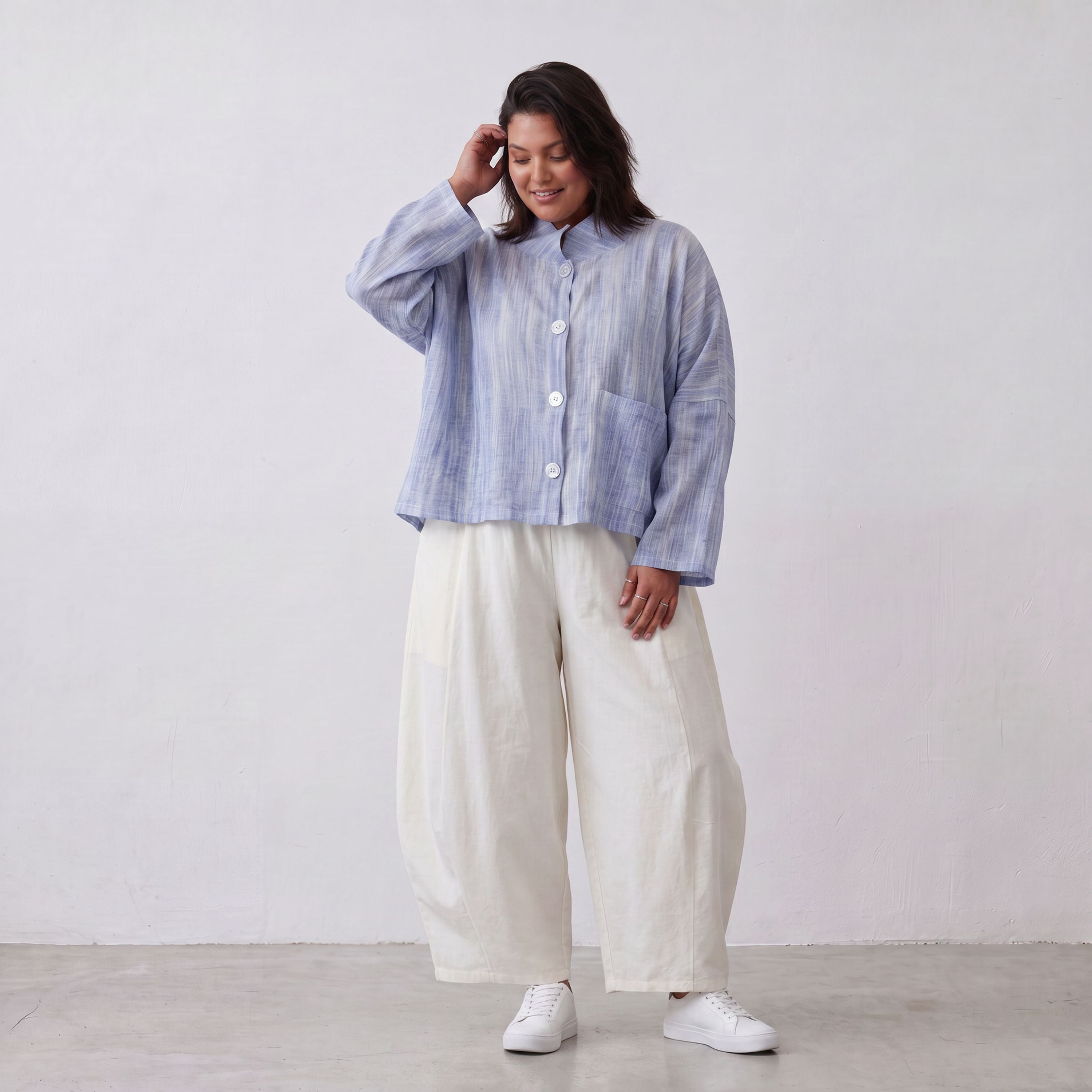 Leichte sommerliche Oversize Jacke in Jeansblau Weiß mit Crash Look für zeitlosen Lagenlook