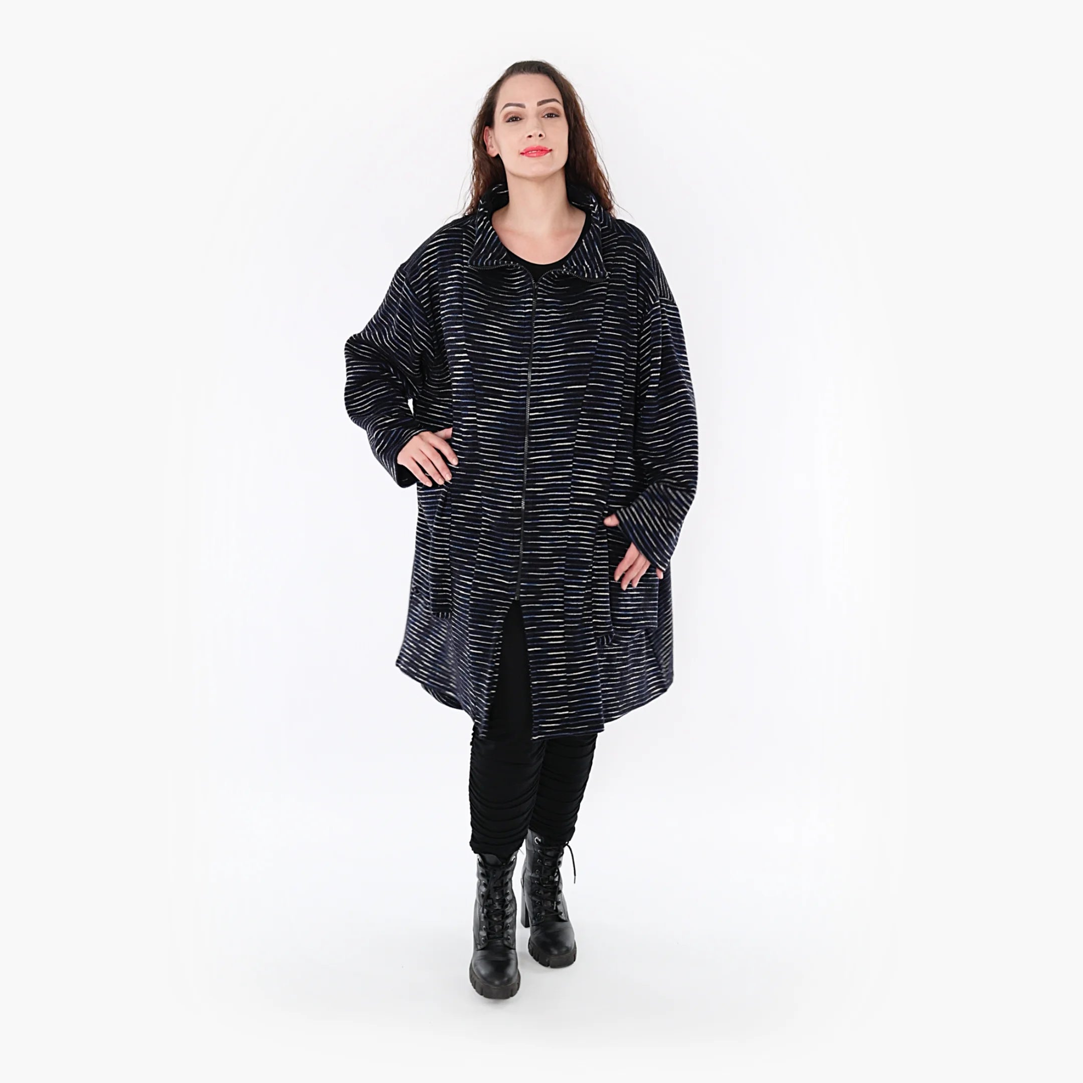  AKH Fashion Mantel in Vokuhila-Form, aus Baumwolle, 1367.02276, Schwarz-Blau-Weiß, Schick