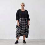 Ballonkleid in Schwarzweißkaro mit Leinenoptik Jerseyeinsätzen Taschen und Vokuhilalook