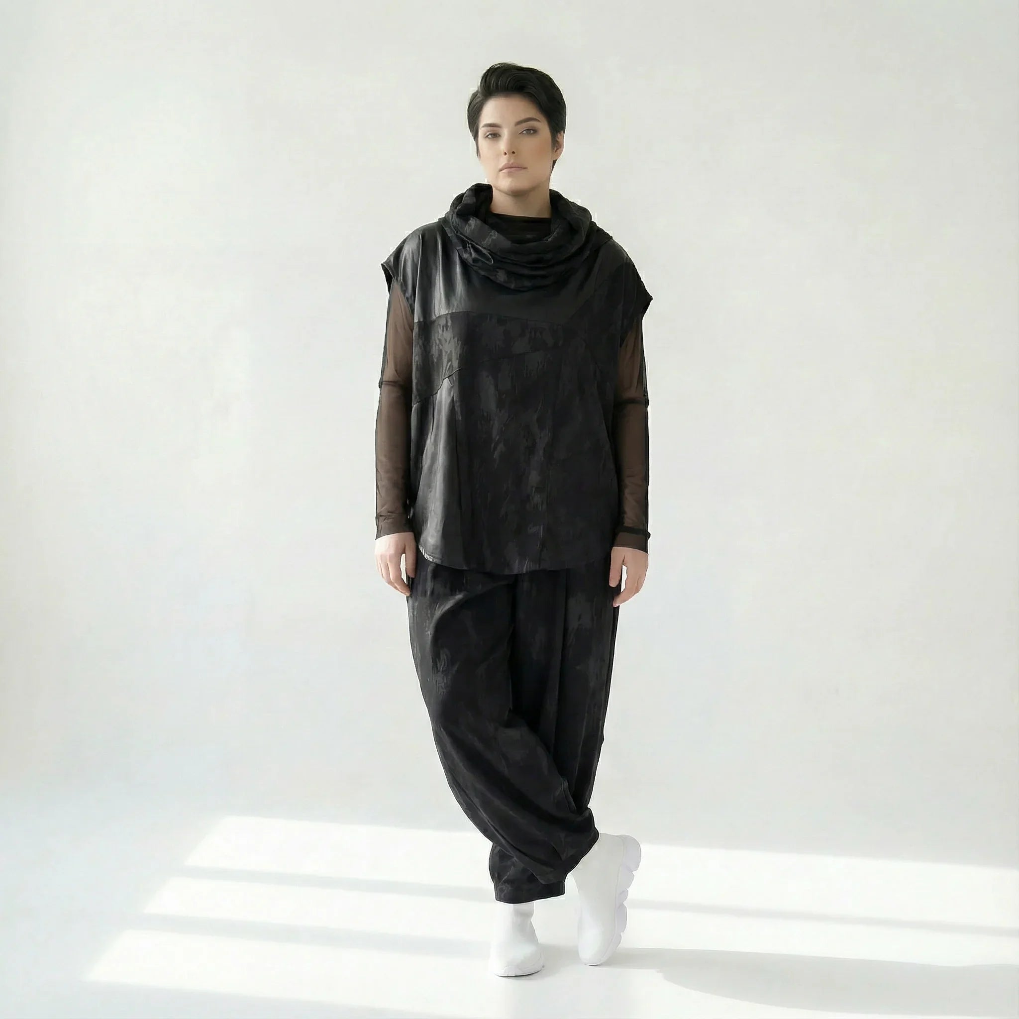 2-teiliges Oversize-Set aus Mesh-Shirt & Slinky-Weste – Caraclan Design bei Modeare | Avantgarde, leicht, Übergang