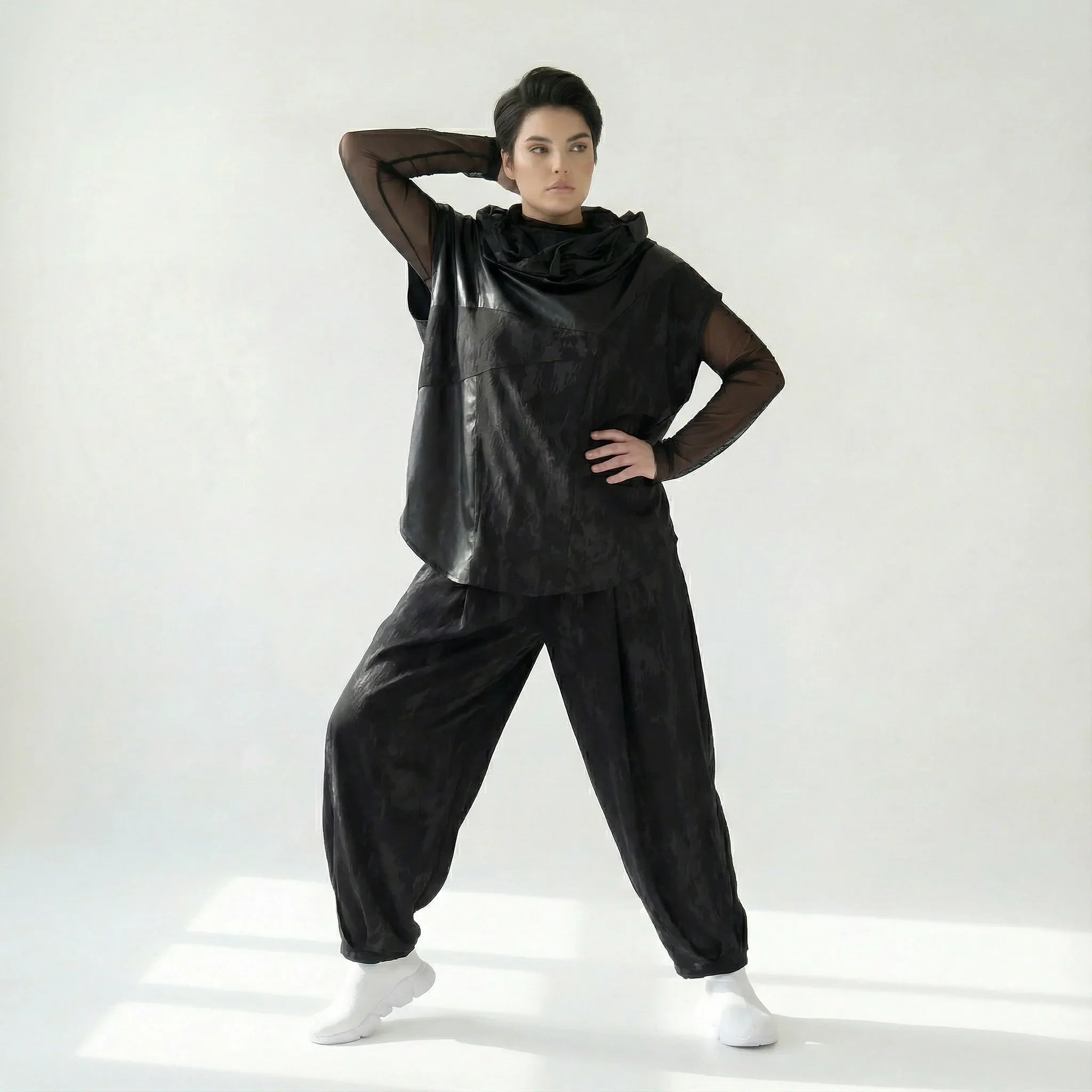 2-teiliges Oversize-Set aus Mesh-Shirt & Slinky-Weste – Caraclan Design bei Modeare | Avantgarde, leicht, Übergang