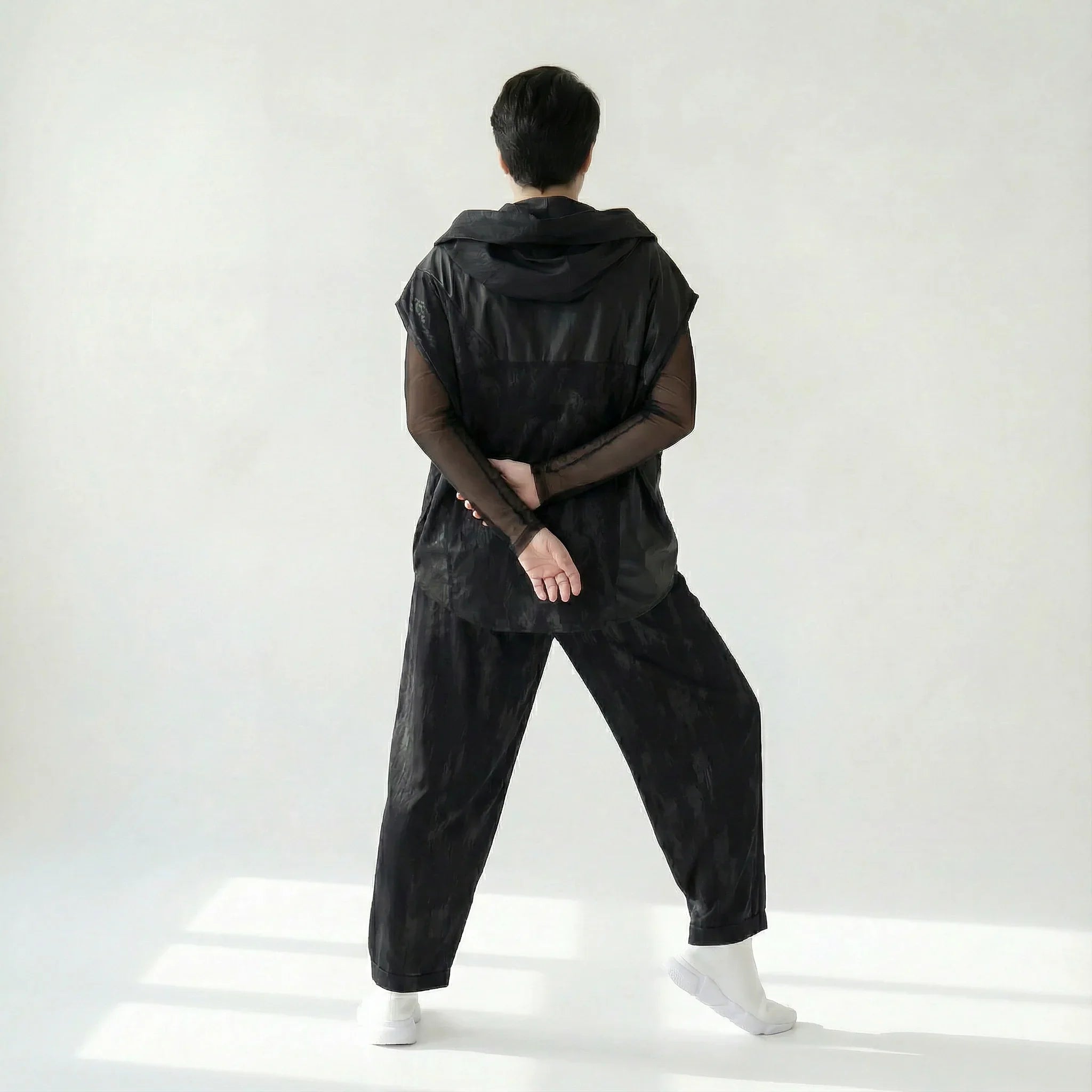 2-teiliges Oversize-Set aus Mesh-Shirt & Slinky-Weste – Caraclan Design bei Modeare | Avantgarde, leicht, Übergang