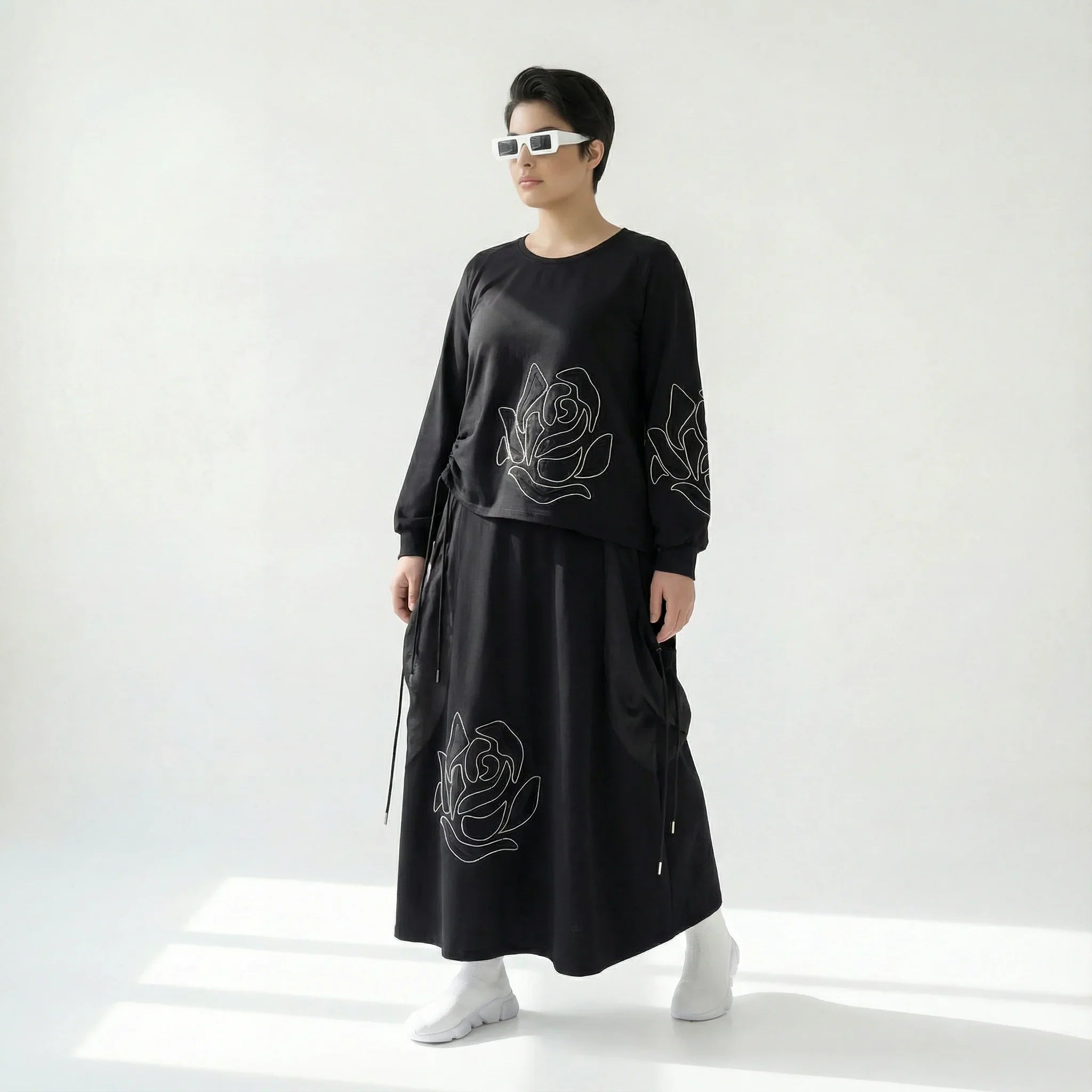 Oversize-Set mit Rosenstickerei aus French Terry von iZAR – Shirt & Rock in Schwarz bei Modeare