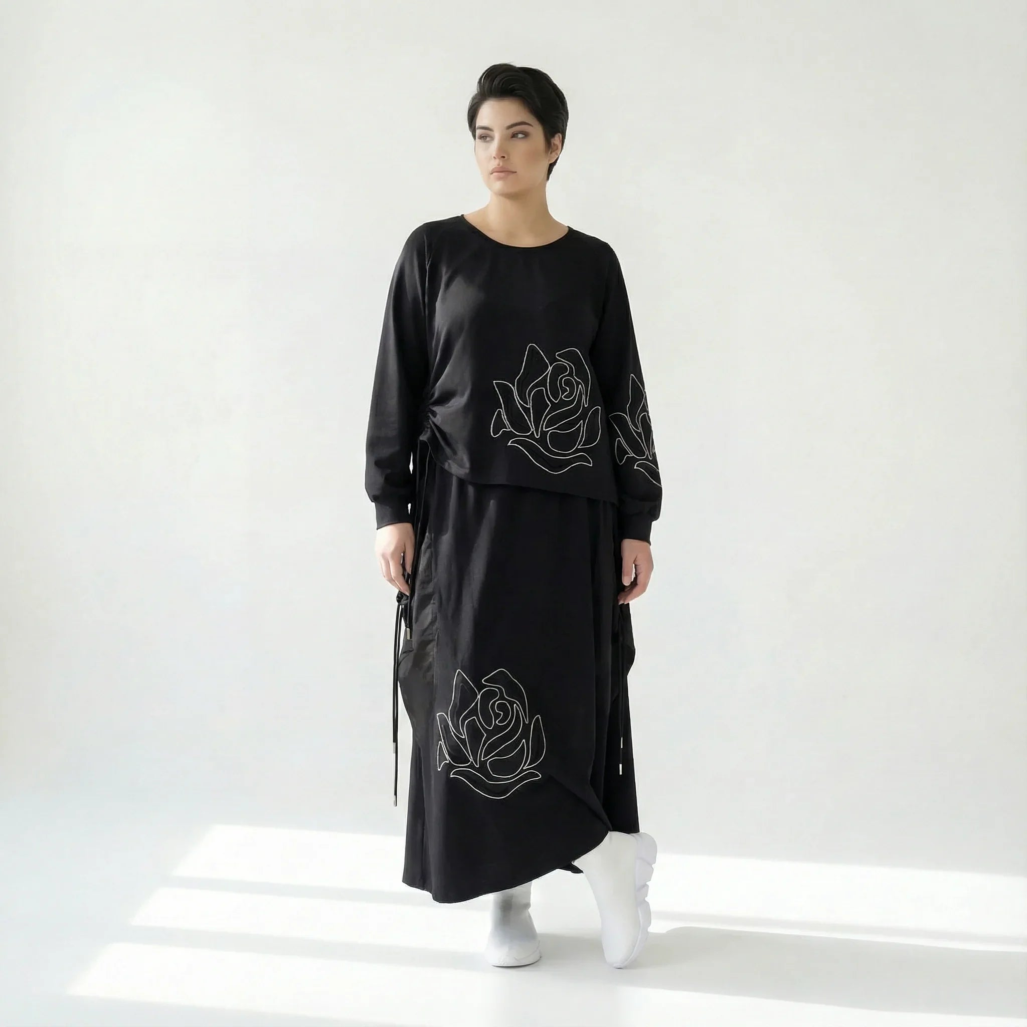 Oversize-Set mit Rosenstickerei aus French Terry von iZAR – Shirt & Rock in Schwarz bei Modeare