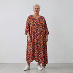 Ballonkleid in Rot und Schwarz aus weichem Popeline mit spitzem Saum und Dreiviertelarm
