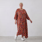 Ballonkleid in Rot und Schwarz aus weichem Popeline mit spitzem Saum und Dreiviertelarm