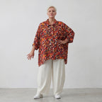 Sommerliche Popelinebluse mit Hemdkragen in Rot und Schwarz für einen eleganten Auftritt