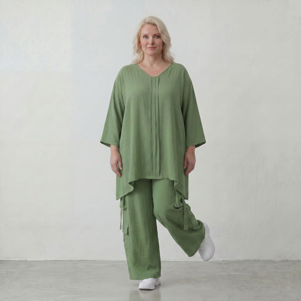 Khaki Leinenlook Shirt im legeren locker Oversize Lagenlook mit Biesen und V Ausschnitt