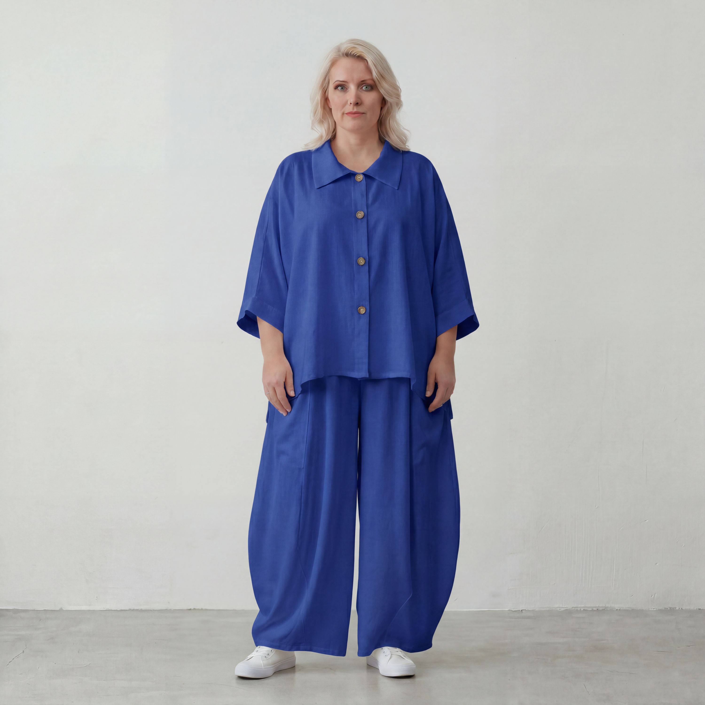 Royalblaue Oversizebluse in Leinenoptik sommerlich luftig leger zeitlos mit Hemdkragen