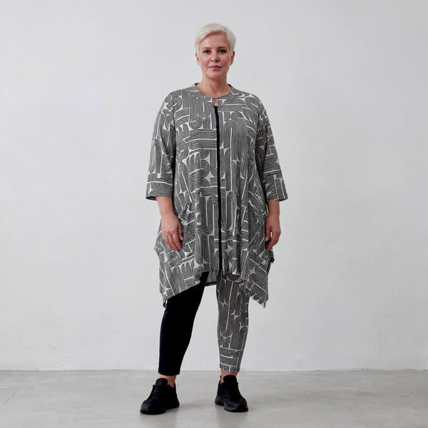 Zeitlose A-Form Jacke im legeren Oversize Lagenlook aus sanft fließendem Slinky Material, Schwarz/Weiß