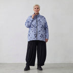 Leichte Popelinejacke in Blau Weiss Schwarz mit Streifen Blumenmuster Stehkragen Look