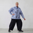 Leichte Popelinejacke in Blau Weiss Schwarz mit Streifen Blumenmuster Stehkragen Look