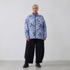 Leichte Popelinejacke in Blau Weiss Schwarz mit Streifen Blumenmuster Stehkragen Look