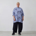 Bluse in Blau Weiß Schwarz mit Streifenmix Stehkragen Popeline und Blumenmuster weit
