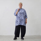 Bluse in Blau Weiß Schwarz mit Streifenmix Stehkragen Popeline und Blumenmuster weit