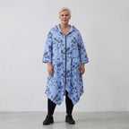 Leichte Popelinejacke in blauweißschwarzem Streifenblumenmix mit Kapuze in weiter A-Form