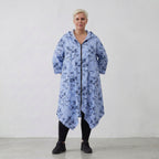 Leichte Popelinejacke in blauweißschwarzem Streifenblumenmix mit Kapuze in weiter A-Form