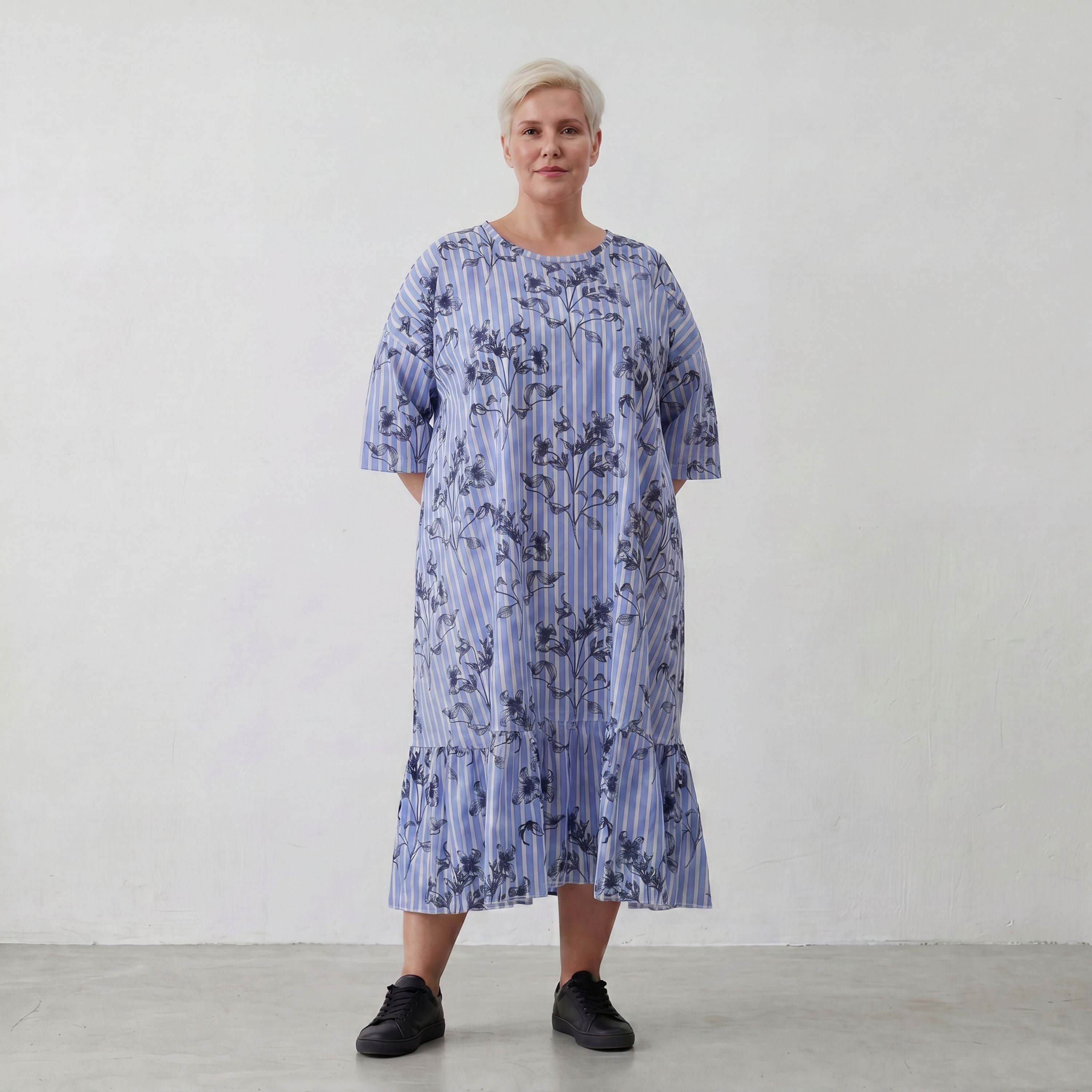 A-Form Kleid aus leichter Popeline in blau weiß schwarz mit Blumenmuster und Taschen