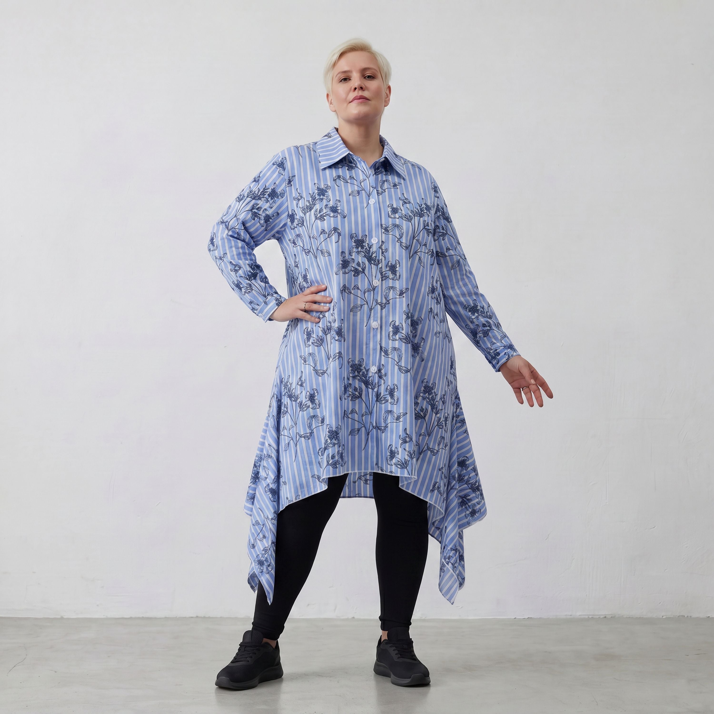 Oversize Popelinebluse in blauweiß schwarz mit Streifen Blumenmuster Kragen Langarm
