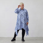Oversize Popelinebluse in blauweiß schwarz mit Streifen Blumenmuster Kragen Langarm