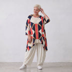 Fließendes Jersey Shirt in Marine und Rot mit zipfeligem Saum und seitlichen Schlitzen