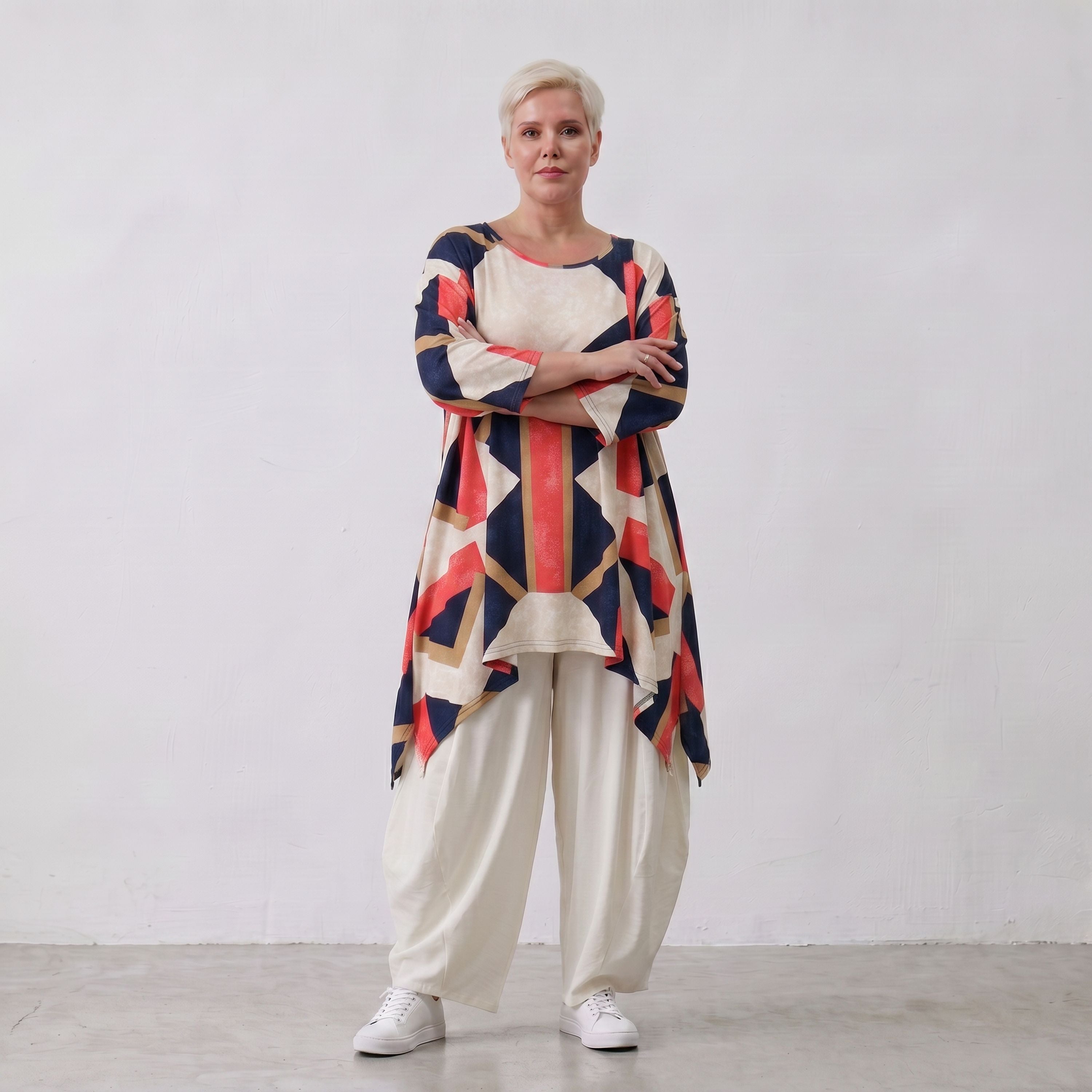 Fließendes Jersey Shirt in Marine und Rot mit zipfeligem Saum und seitlichen Schlitzen