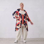 Fließendes Jersey Shirt in Marine und Rot mit zipfeligem Saum und seitlichen Schlitzen