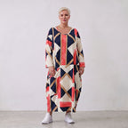 Ballonkleid aus Viskose Jersey in Marine und Rot mit 3/4-Arm Rundhals und Seitentaschen