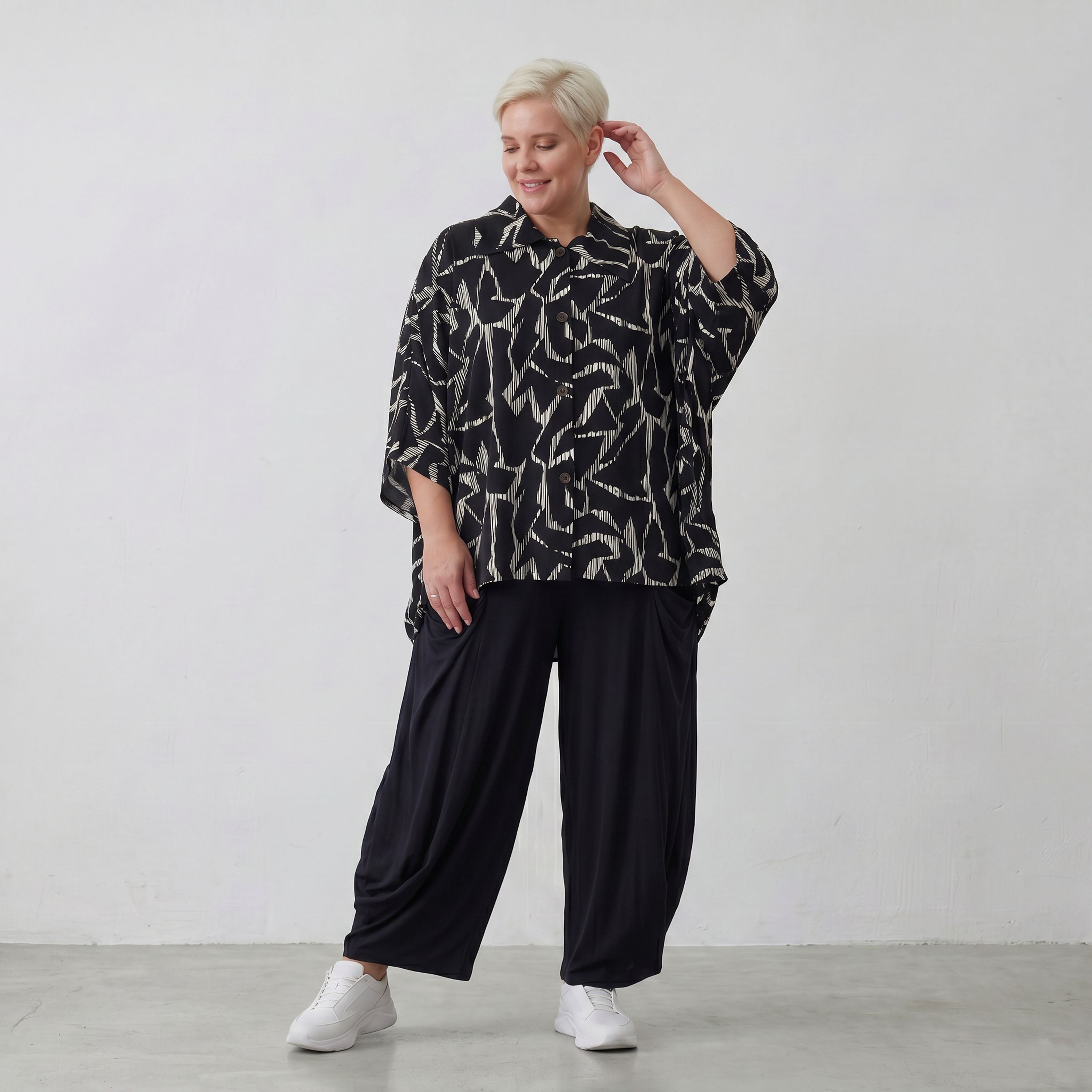 Jacke in Schwarzweiss mit Grafikmuster aus Popeline gerundetem Schnitt und Dreiviertelarm