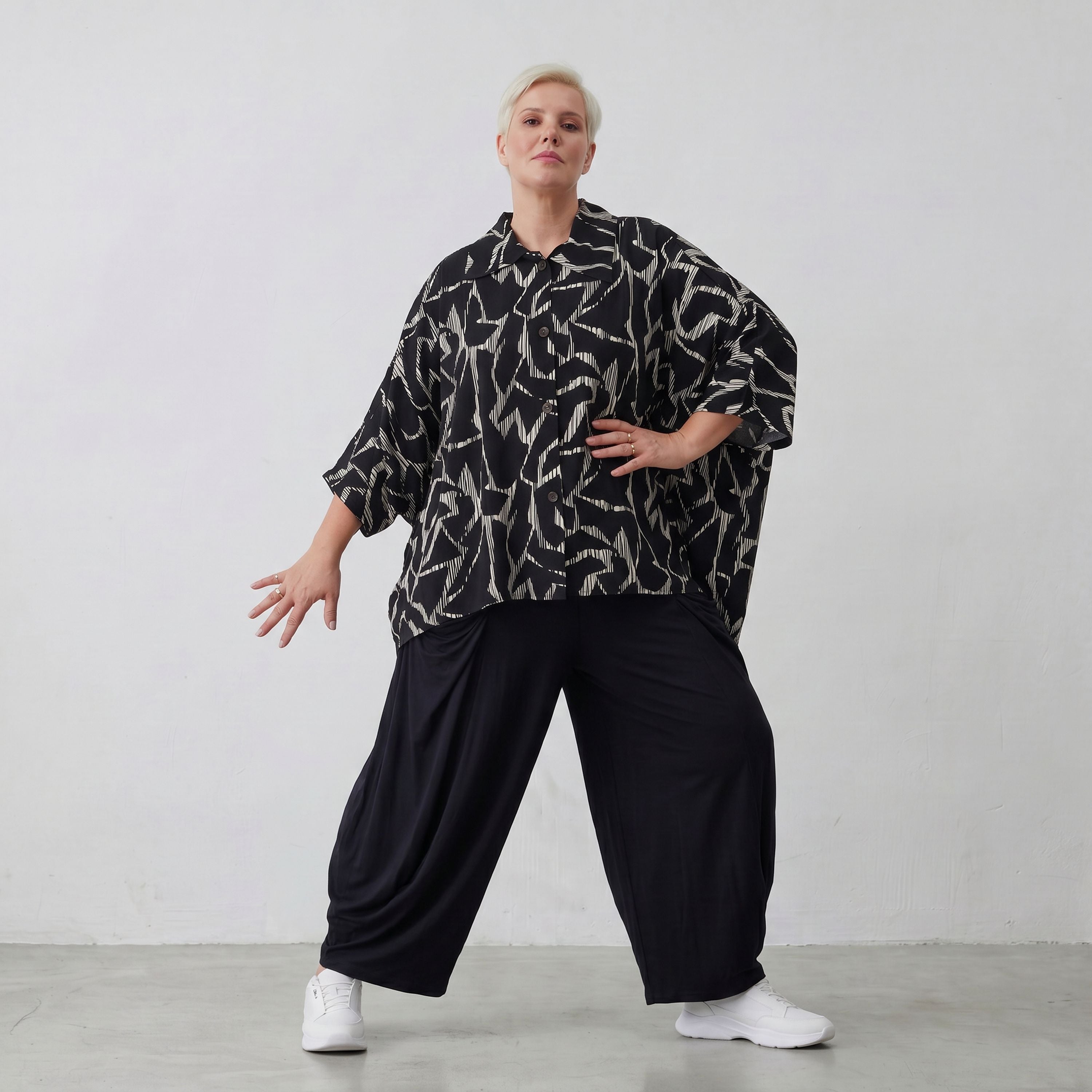 Jacke in Schwarzweiss mit Grafikmuster aus Popeline gerundetem Schnitt und Dreiviertelarm