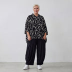 Jacke in Schwarzweiss mit Grafikmuster aus Popeline gerundetem Schnitt und Dreiviertelarm