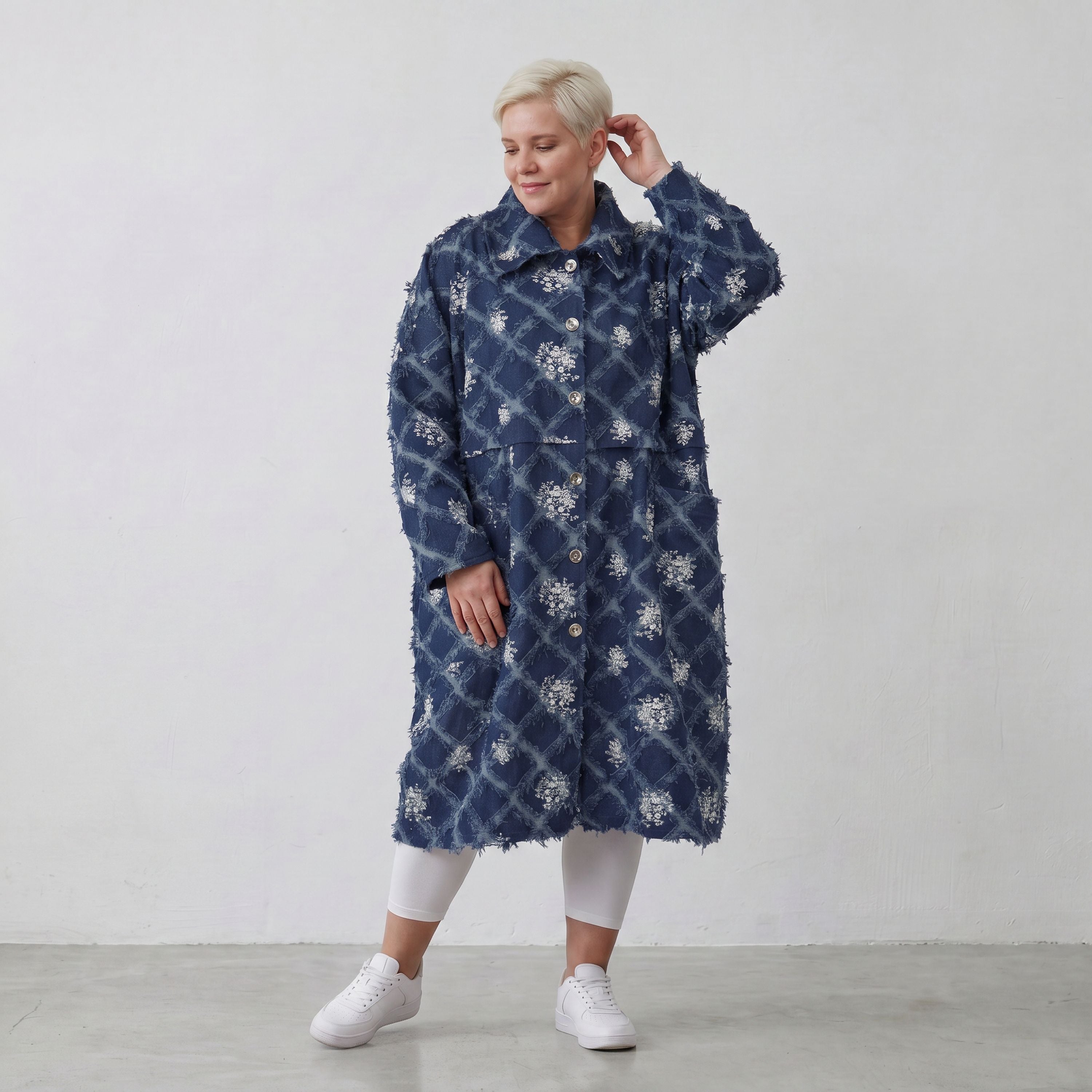 Gerader Jeansmantel in jeansblau weiß mit Paisleymuster Rautenfransen und Ziertaschen