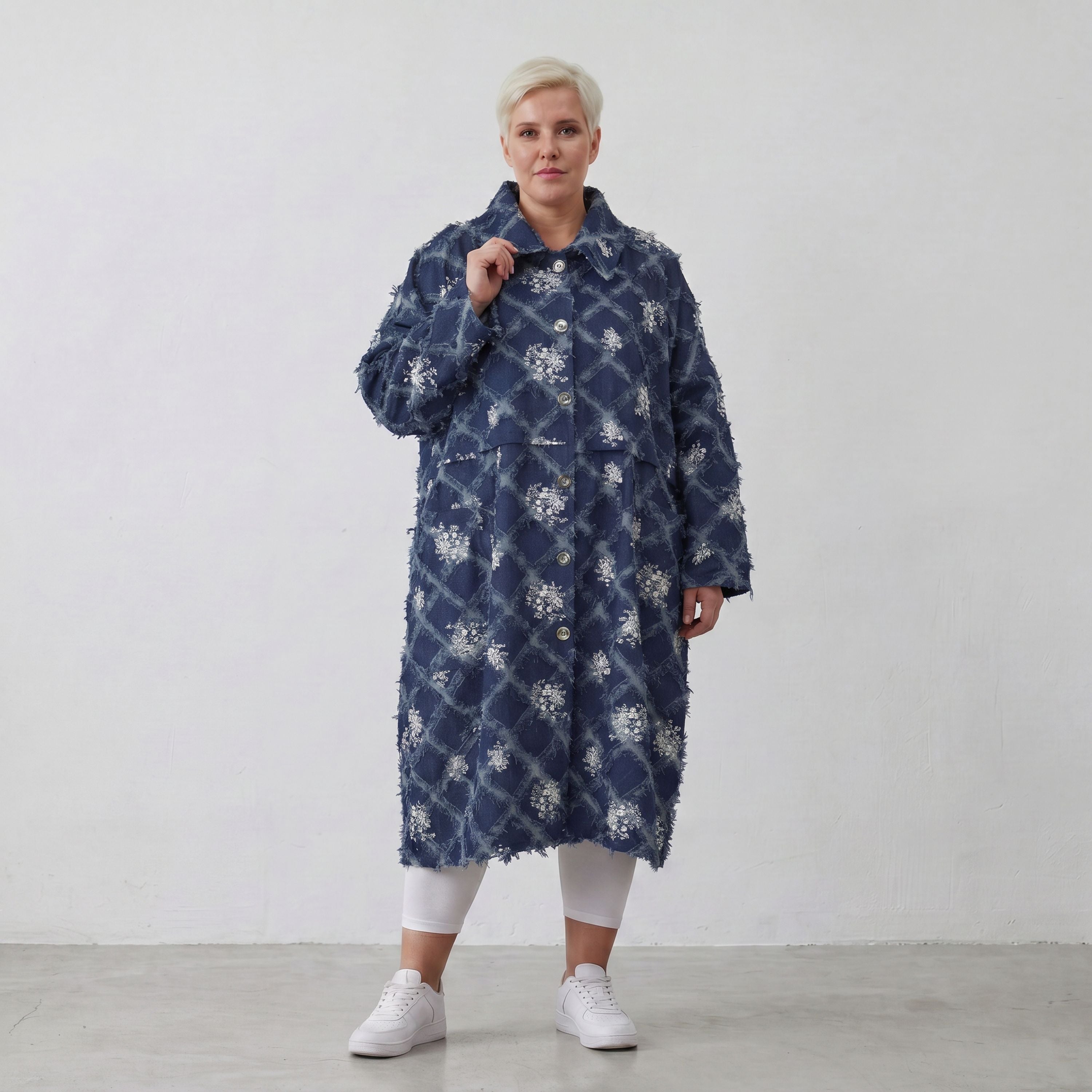 Gerader Jeansmantel in jeansblau weiß mit Paisleymuster Rautenfransen und Ziertaschen
