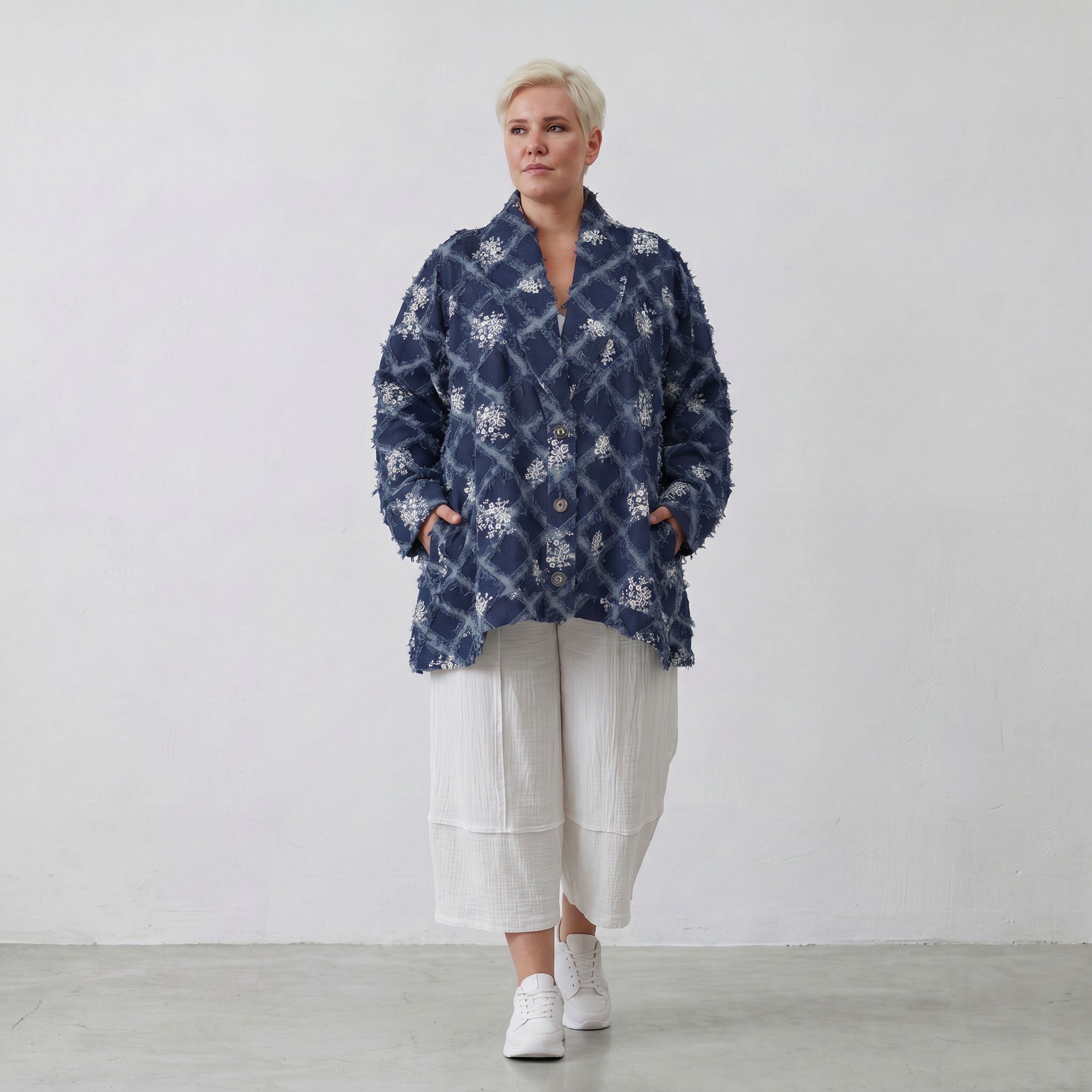 Oversizejacke aus jeansblauem Denim in A-Form mit Rautenfransen Paisleymuster Kragenstyle