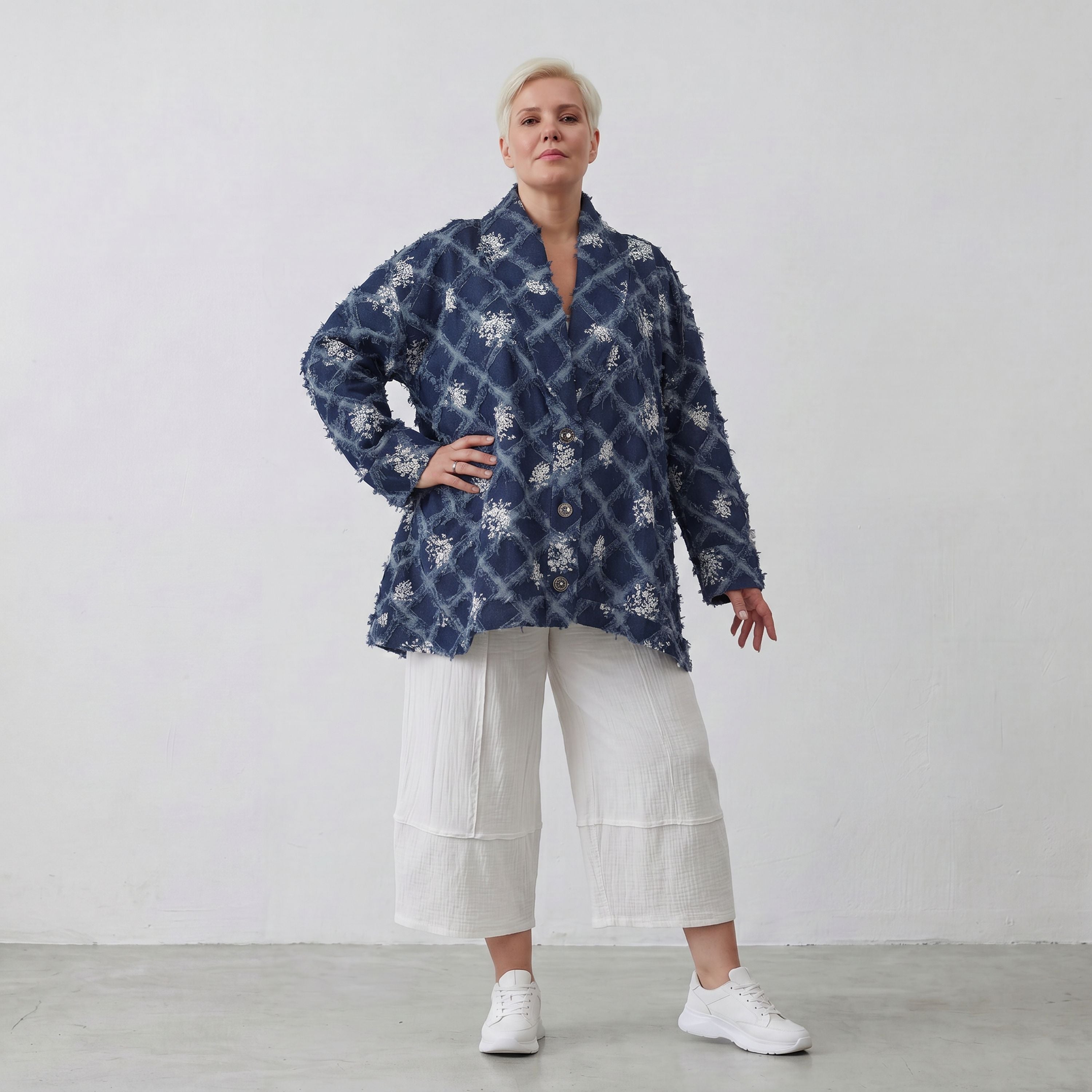 Oversizejacke aus jeansblauem Denim in A-Form mit Rautenfransen Paisleymuster Kragenstyle