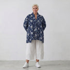 Oversizejacke aus jeansblauem Denim in A-Form mit Rautenfransen Paisleymuster Kragenstyle