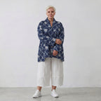 Oversizejacke aus jeansblauem Denim in A-Form mit Rautenfransen Paisleymuster Kragenstyle