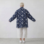 Oversizejacke aus jeansblauem Denim in A-Form mit Rautenfransen Paisleymuster Kragenstyle