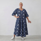 Ballonkleid in jeansblauweiß mit Paisleymuster Rautenmuster Fransen V-Ausschnitt Sommer